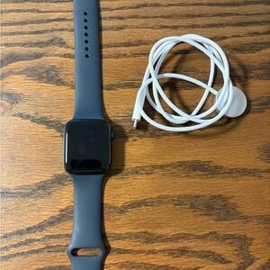 Apple Watch SE 44 mm midnight with charger